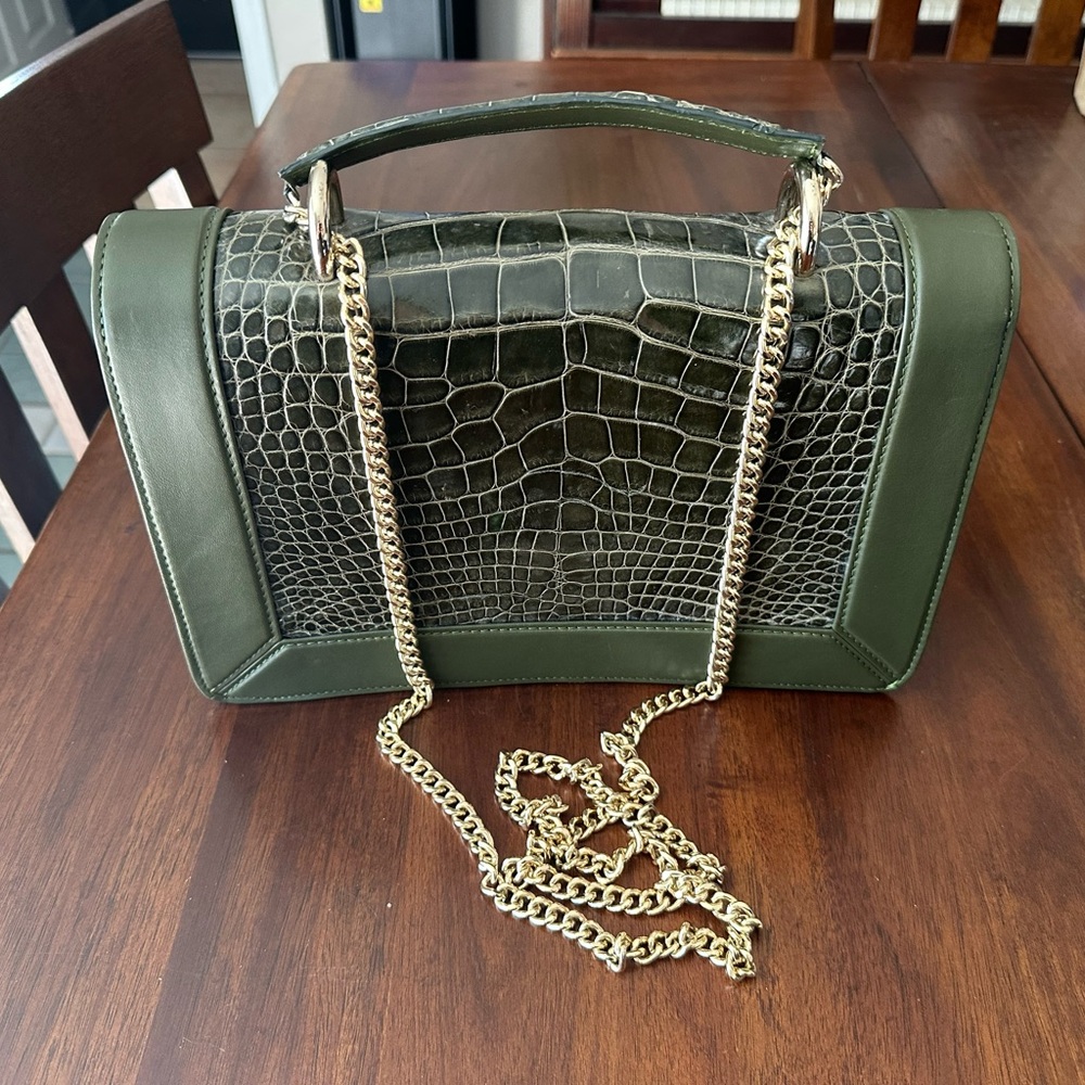 Chic Olive Crocodile-Embossed Shoulder Bag with Gold Chain